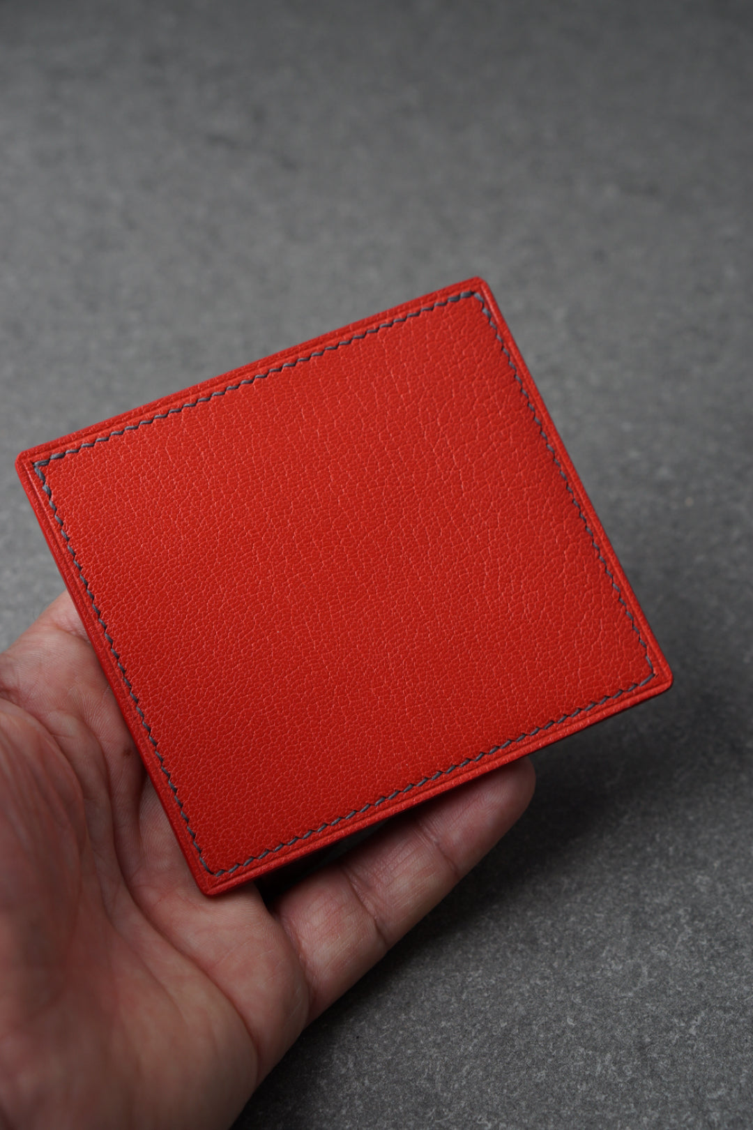 Portofel pentru carduri din piele, lucrat 100% manual din piele culoarea roșie si interior gri