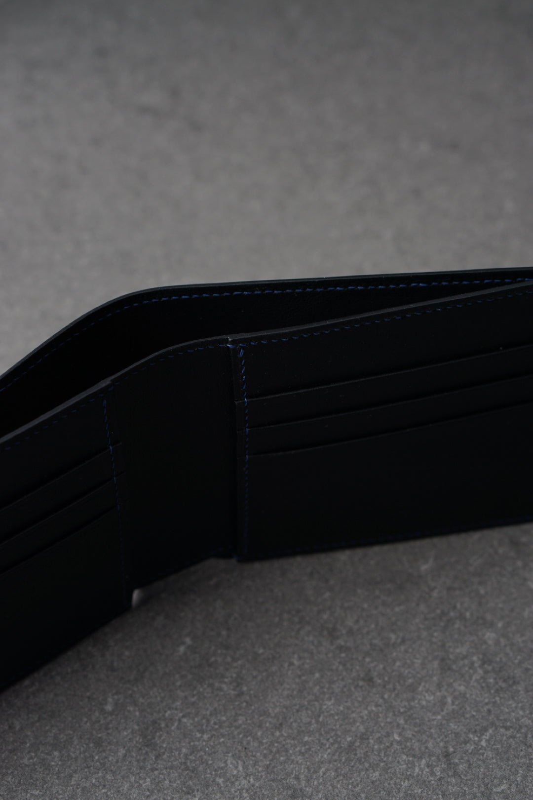 Portofel din piele lucrat 100% manual din piele neagra