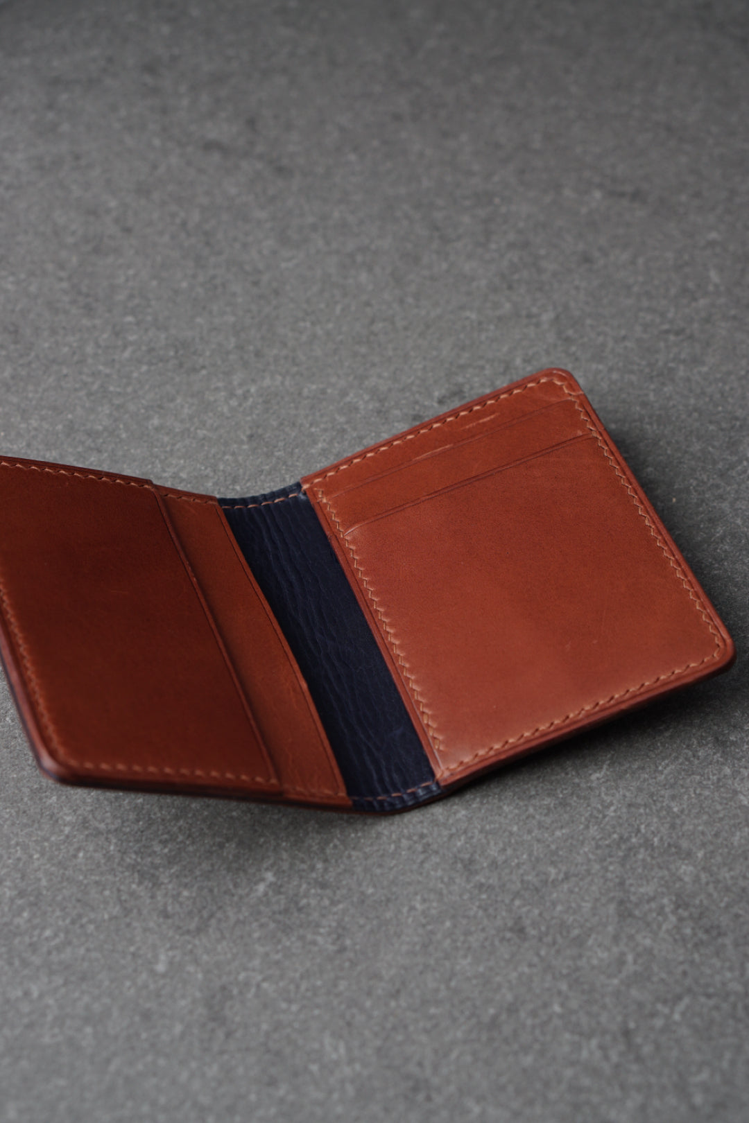 Portofel din piele lucrat 100% manual din piele maro deschis