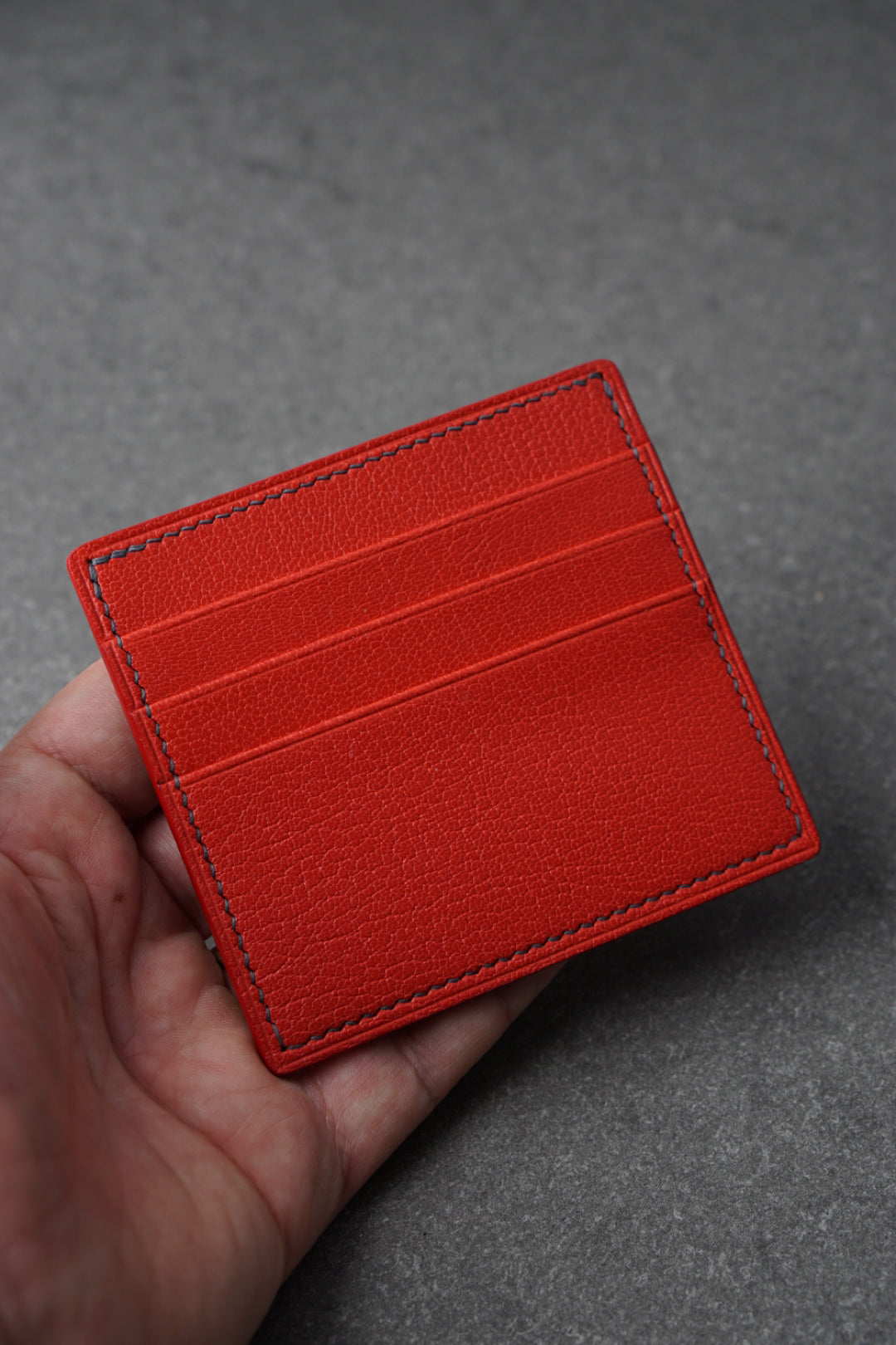 Portofel pentru carduri din piele, lucrat 100% manual din piele culoarea roșie si interior gri