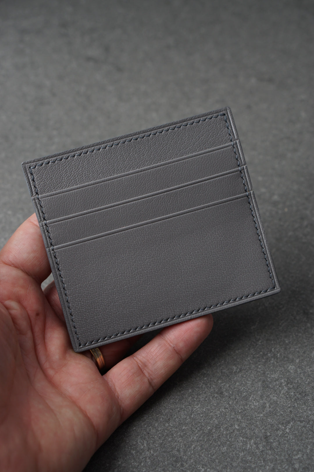 Portofel pentru carduri din piele, lucrat 100% manual din piele culoarea gri