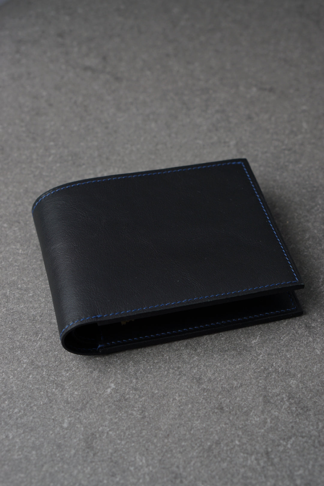 Portofel din piele lucrat 100% manual din piele neagra