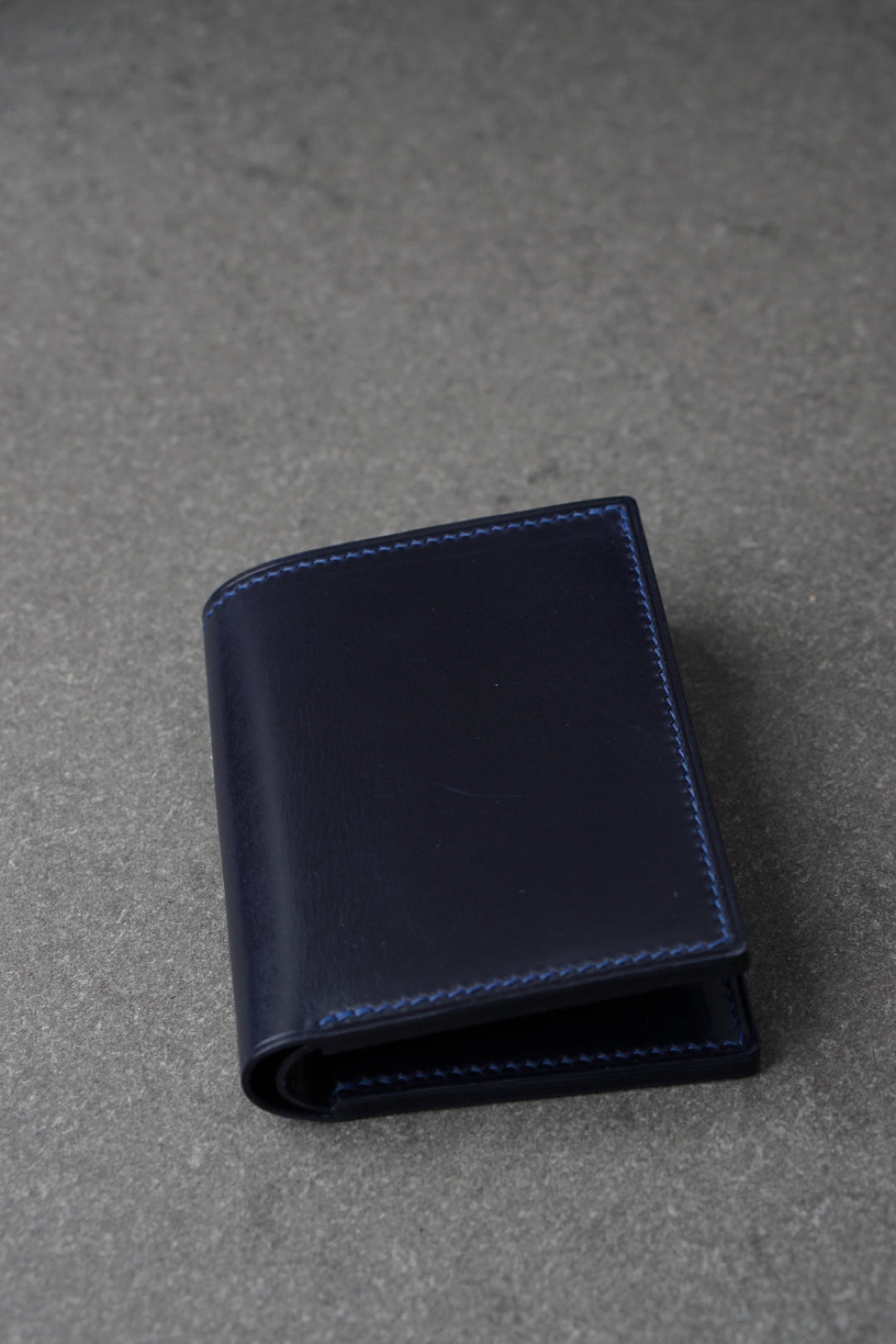 Portofel din piele lucrat 100% manual din piele culoarea albastra