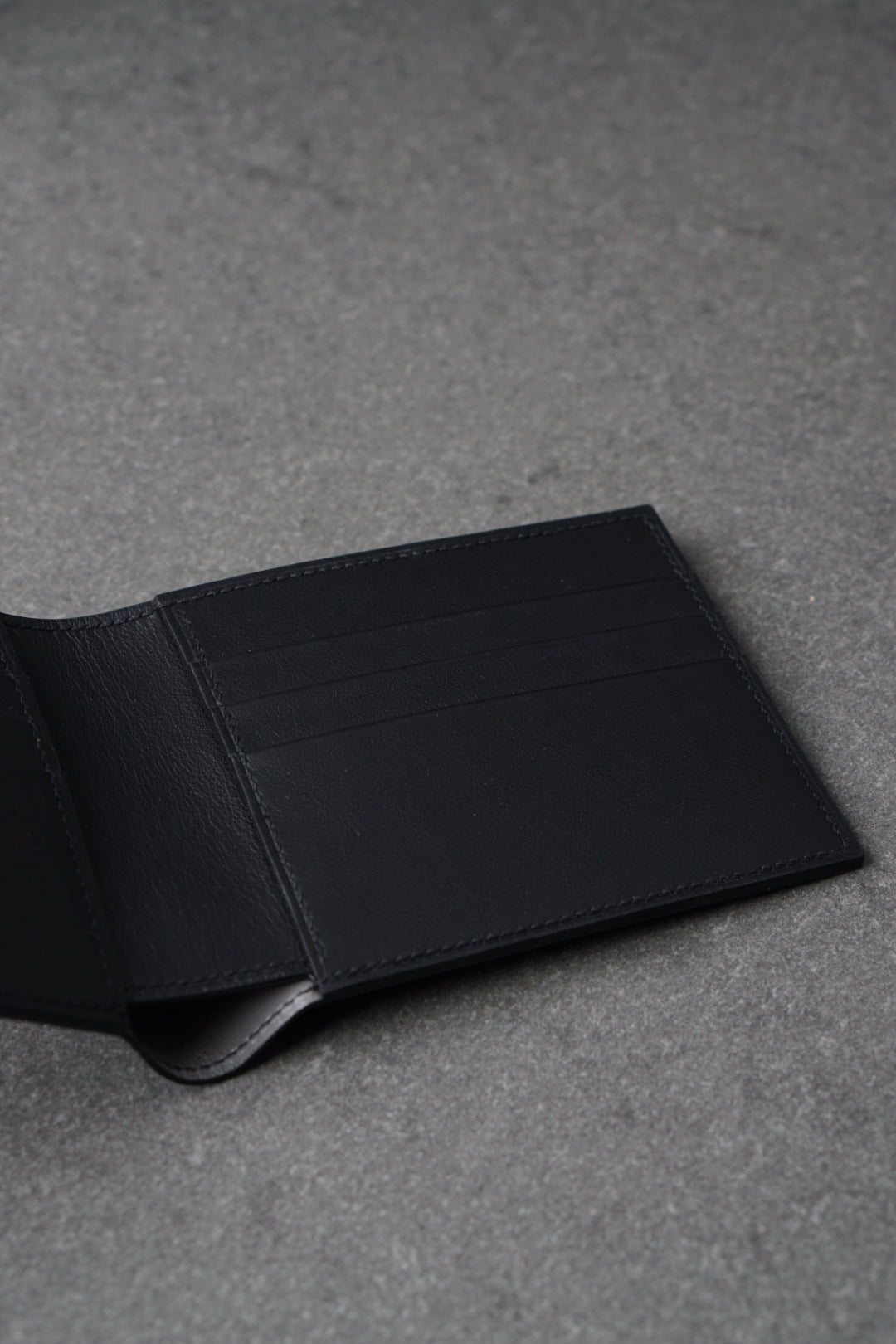 Portofel din piele lucrat 100% manual din piele culoarea neagra