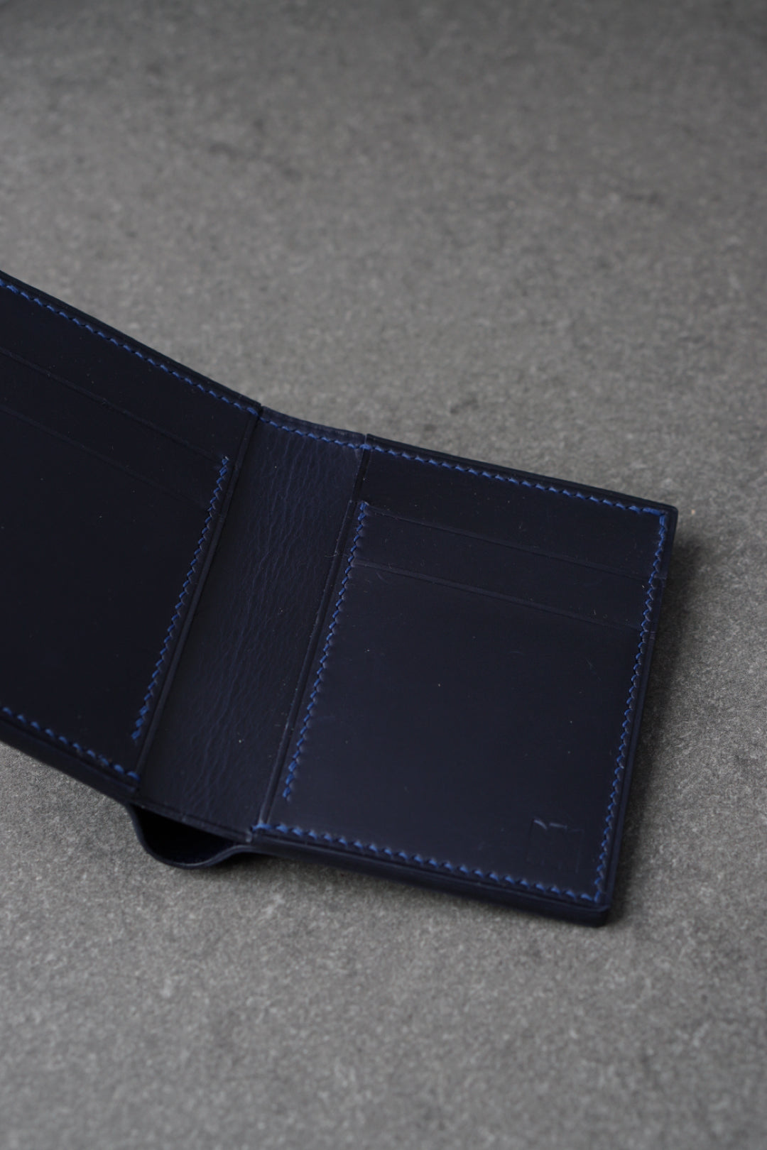 Portofel din piele lucrat 100% manual din piele culoarea albastra