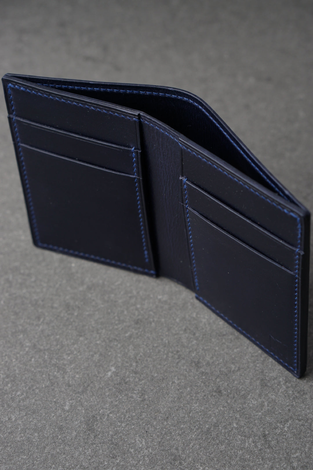 Portofel din piele lucrat 100% manual din piele culoarea albastra