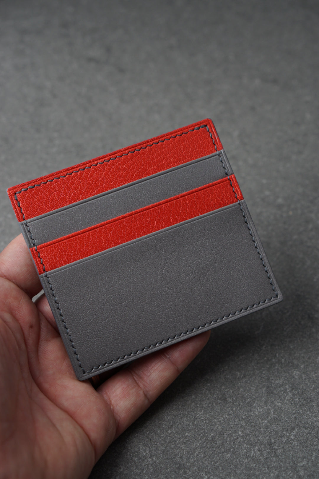 Portofel pentru carduri din piele, lucrat 100% manual din piele culoarea roșie si gri