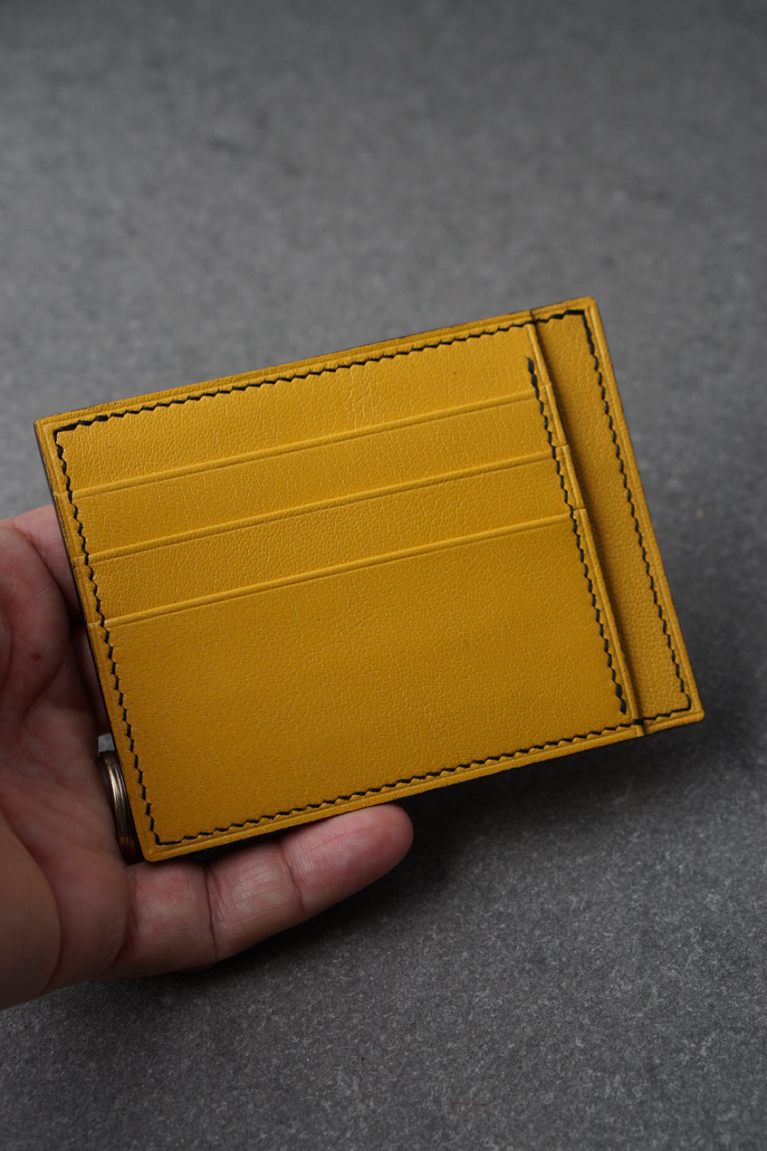 Portofel din piele lucrat 100% manual din piele culoarea galbena