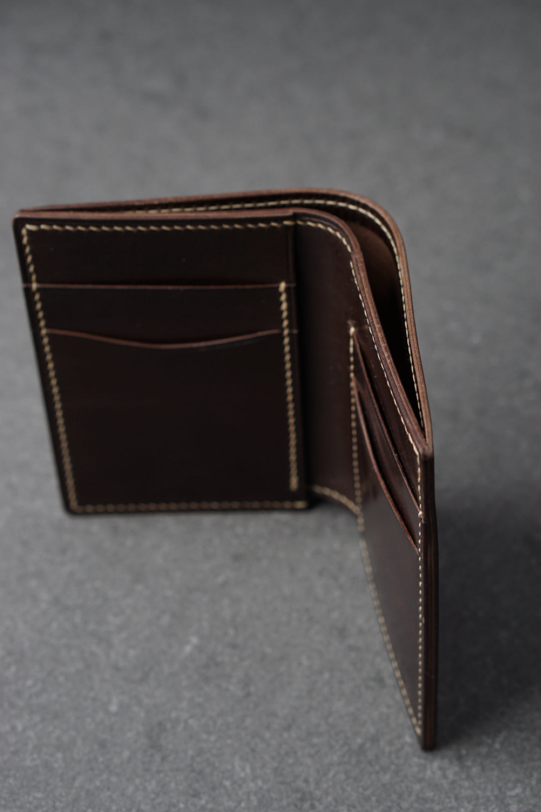Portofel din piele lucrat 100% manual din piele culoarea maro inchis