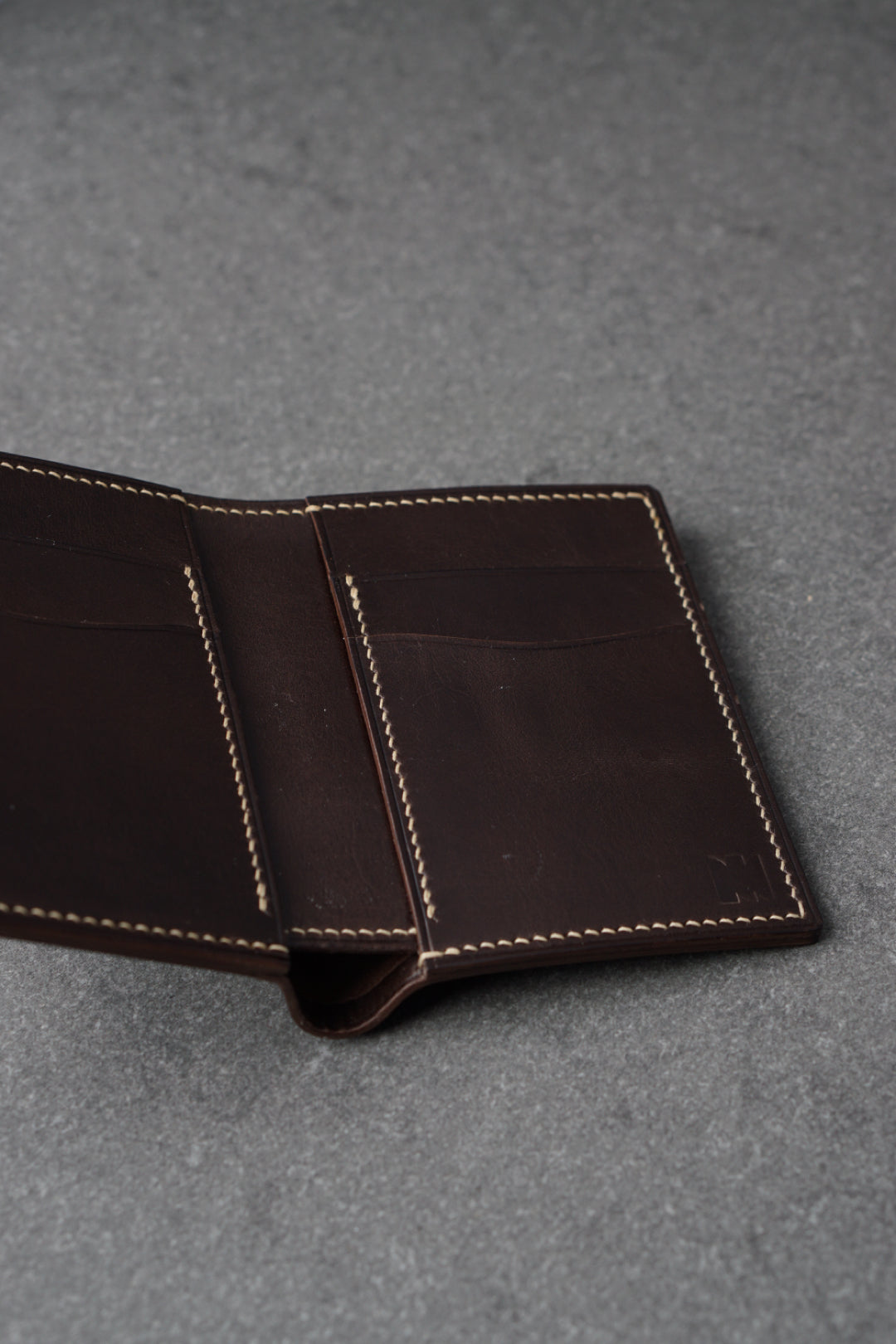 Portofel din piele lucrat 100% manual din piele culoarea maro inchis