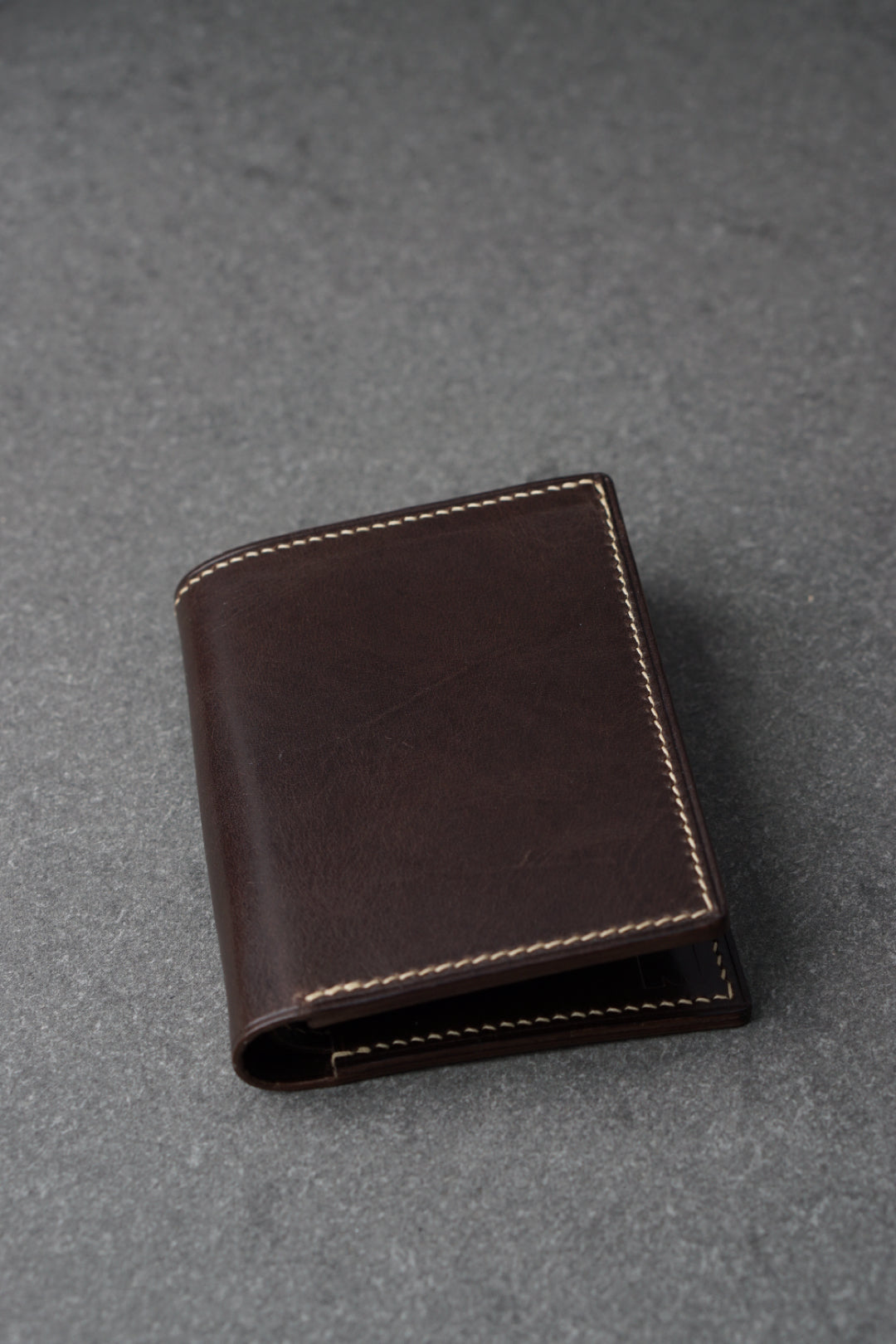 Portofel din piele lucrat 100% manual din piele culoarea maro inchis